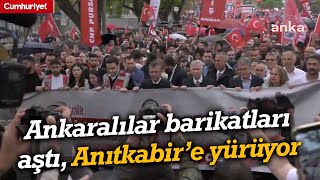 Thumbnail for Valilik yasaklamıştı... Özgür Özel liderliğindeki CHP'liler barikatları yıkarak Anıtkabir'e ulaştı | Cumhuriyet