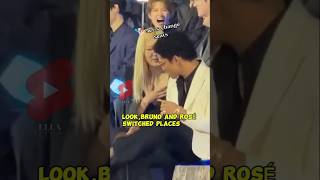 Thumbnail for Rosé uncomfortable on her dress at MAMA Awards 😱🔥 #rose #brunomars #mamaawards | ELLA OFFICIAL