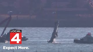 Thumbnail for Crews remove crash wreckage from Potomac River in Washington D.C. | Click On Detroit | Local 4 | WDIV