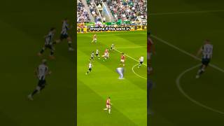 Thumbnail for Zirkzee almost scores INCREDIBLE goal 🫢 | Premier League